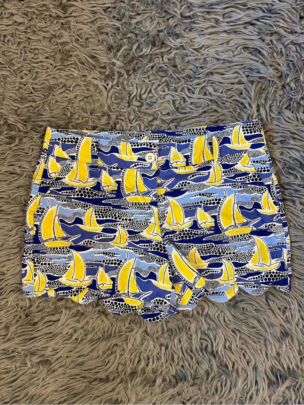 NWOT crown & ivy Yellow and Blue Sailboat Scalloped Hem Shorts